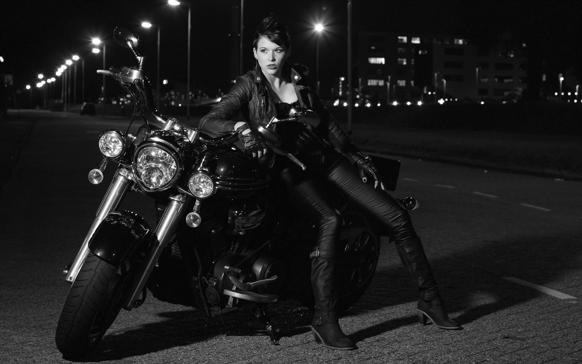 Photo Beautiful girls and motorcycles in Saltillo