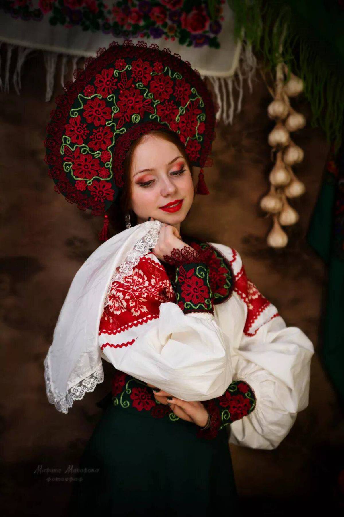 Women in Slavic costumes underwear in Saltillo