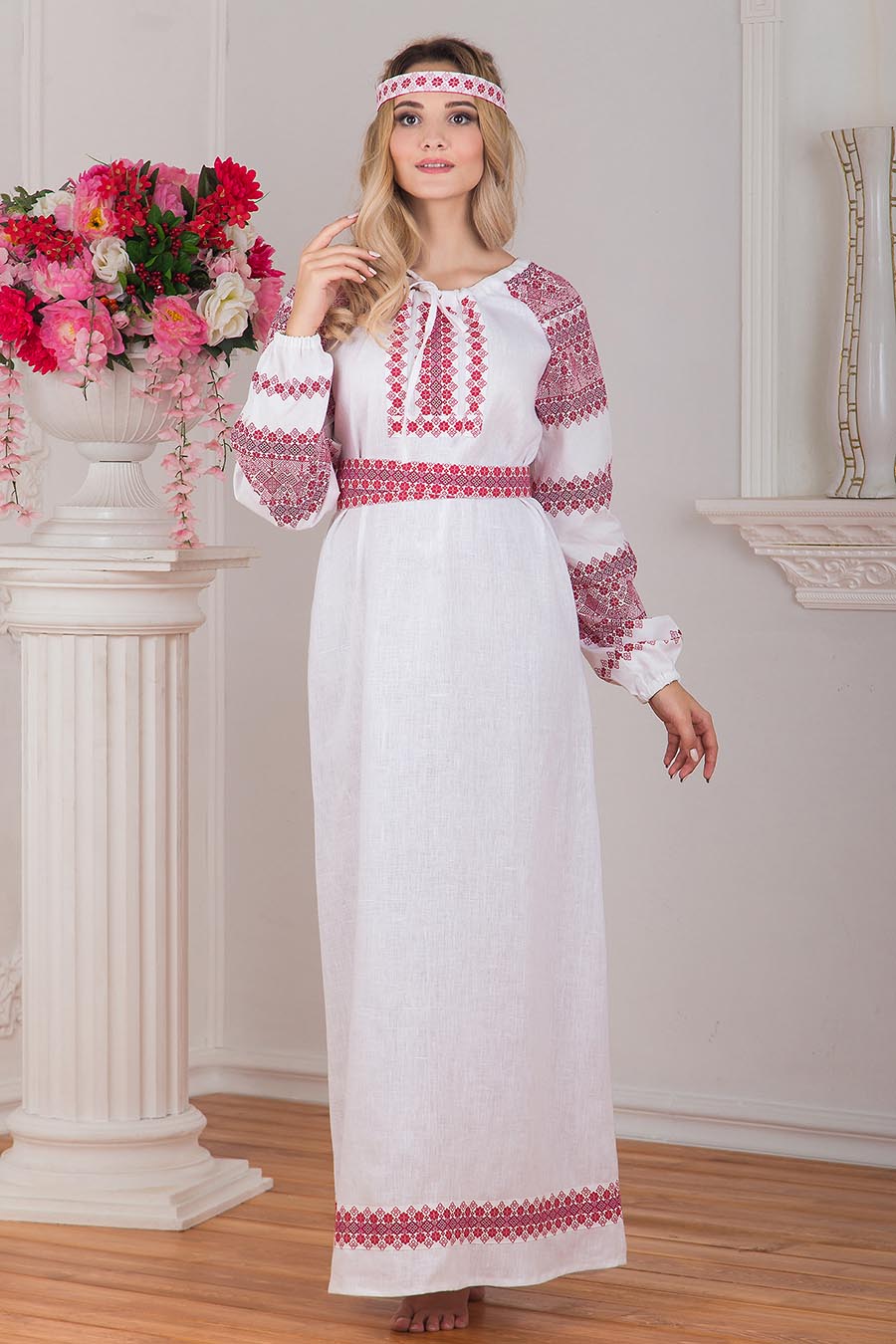 Women in Slavic costumes in Saltillo