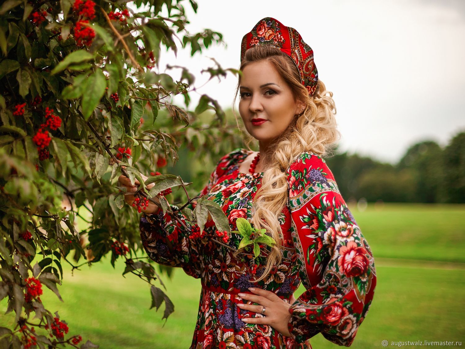 Women in Slavic costumes in Saltillo