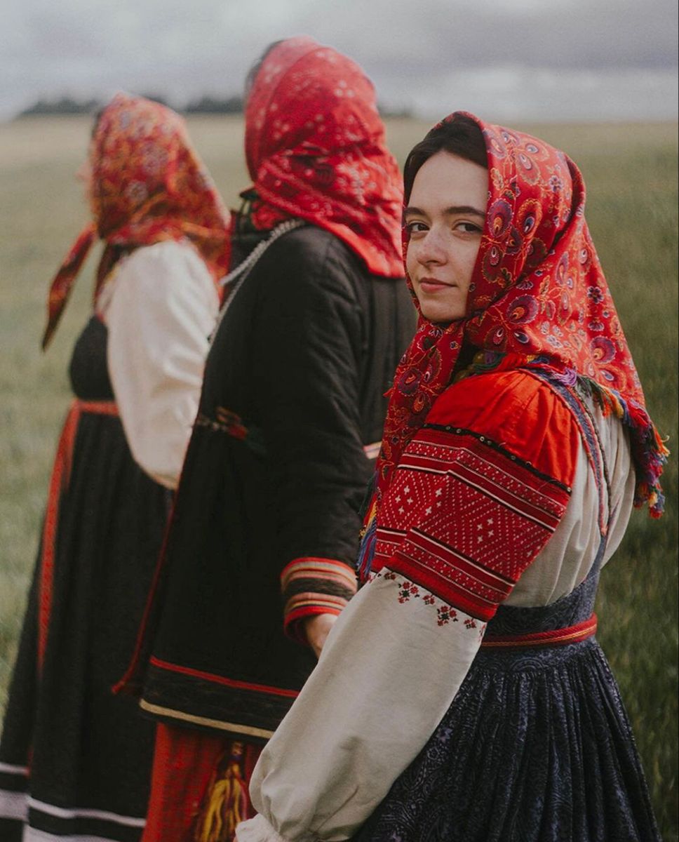 Women in Slavic costumes in Saltillo