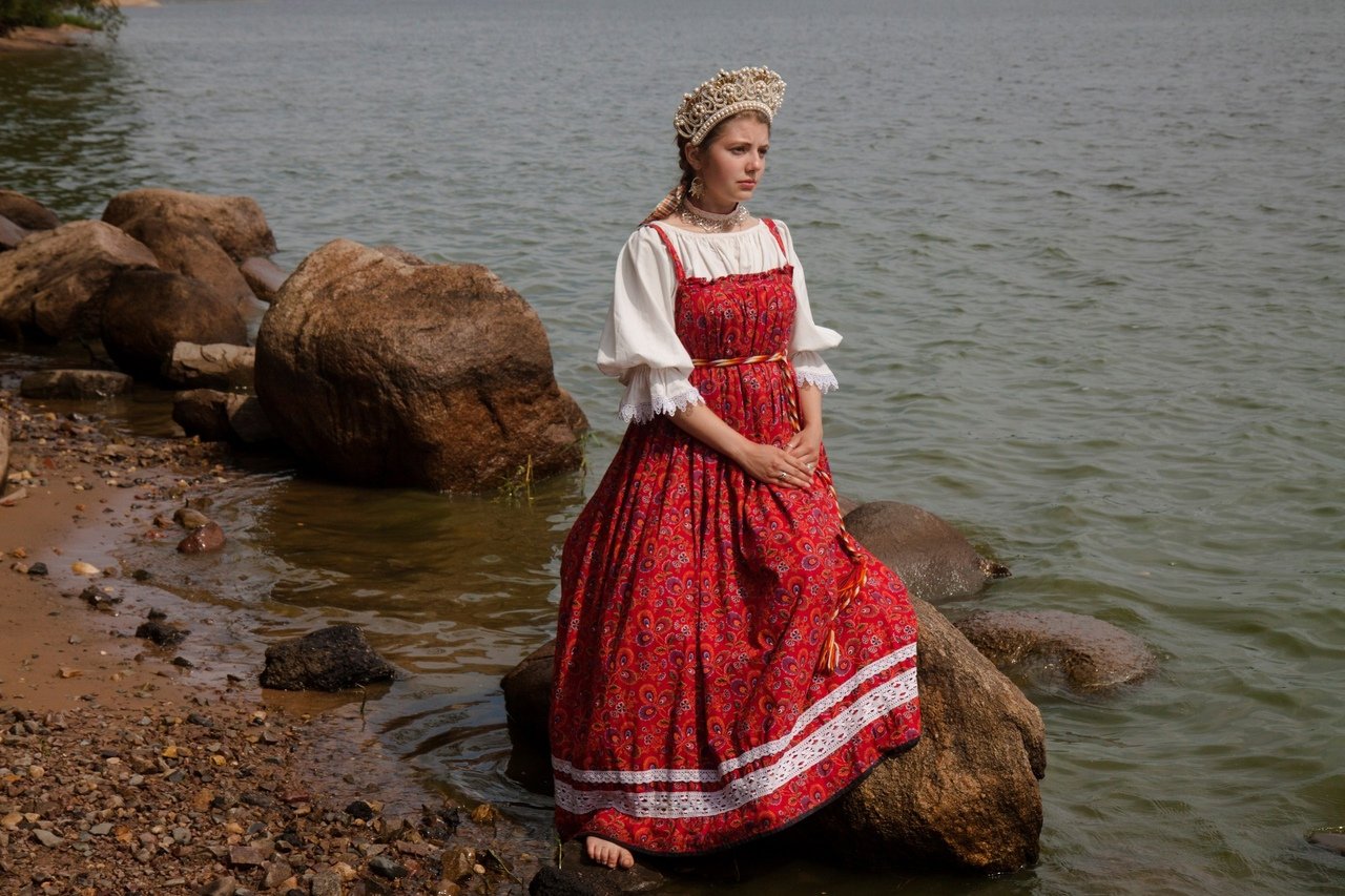 Women in Slavic costumes in Saltillo