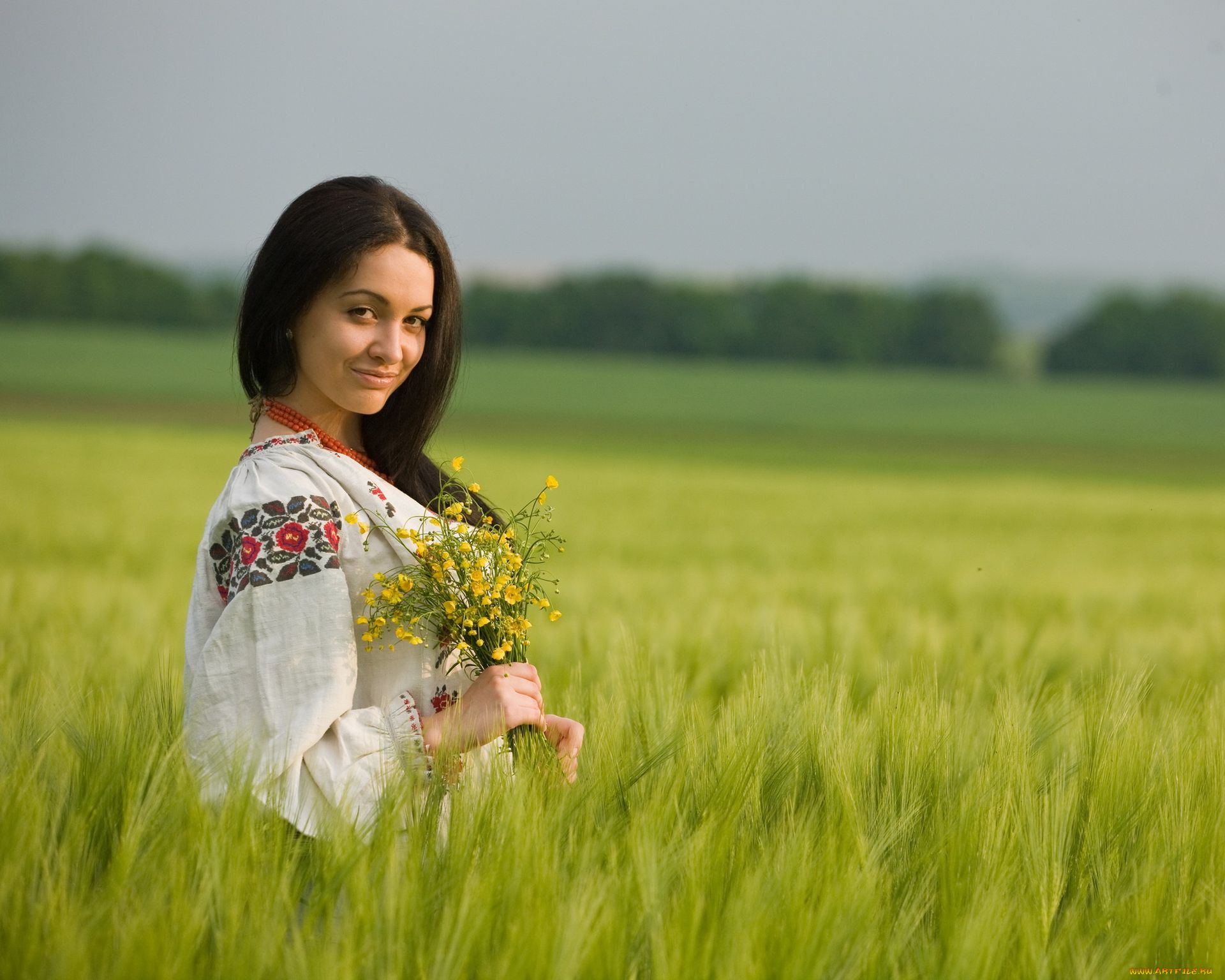 Women in Slavic costumes in Saltillo