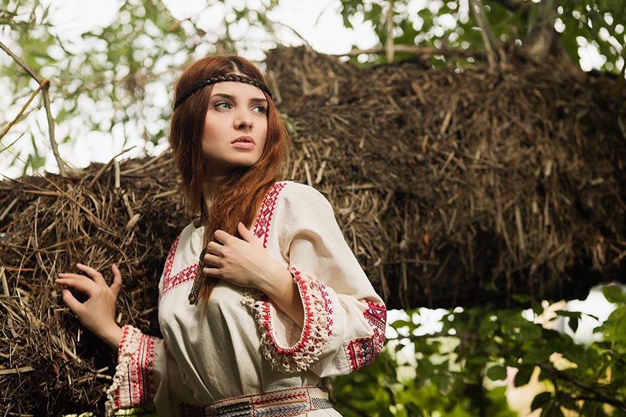 Women in Slavic costumes in Saltillo