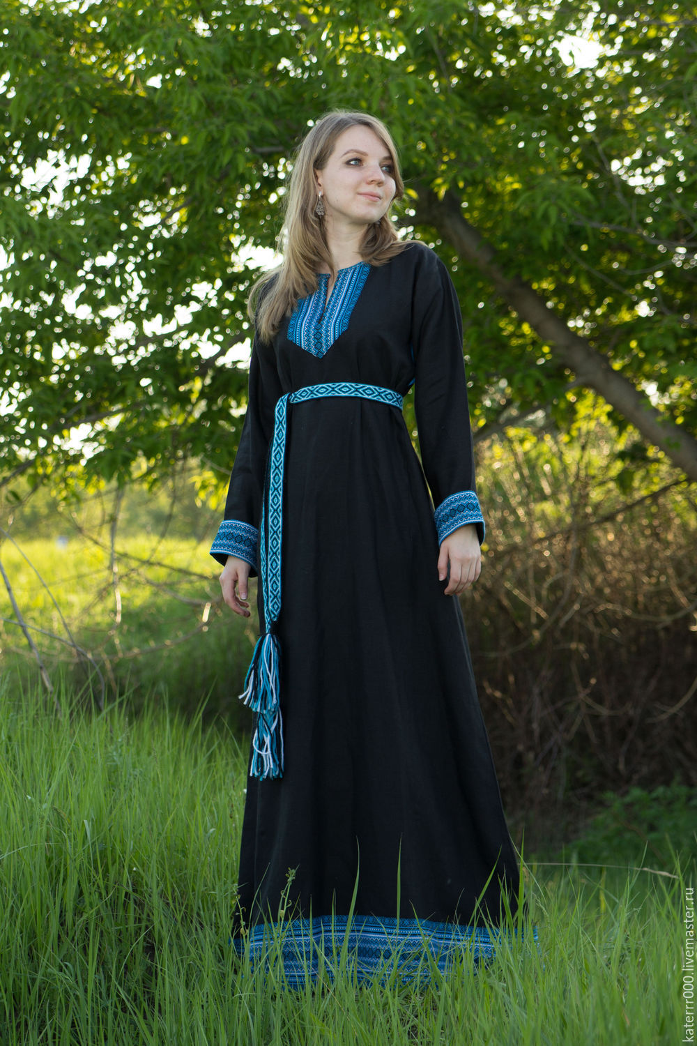 Women in Slavic costumes in Saltillo