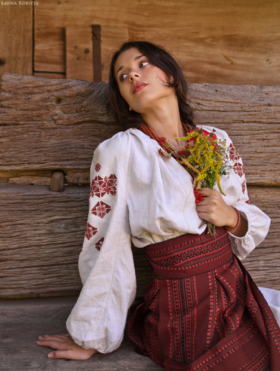 Girls in Slavic costumes in Saltillo