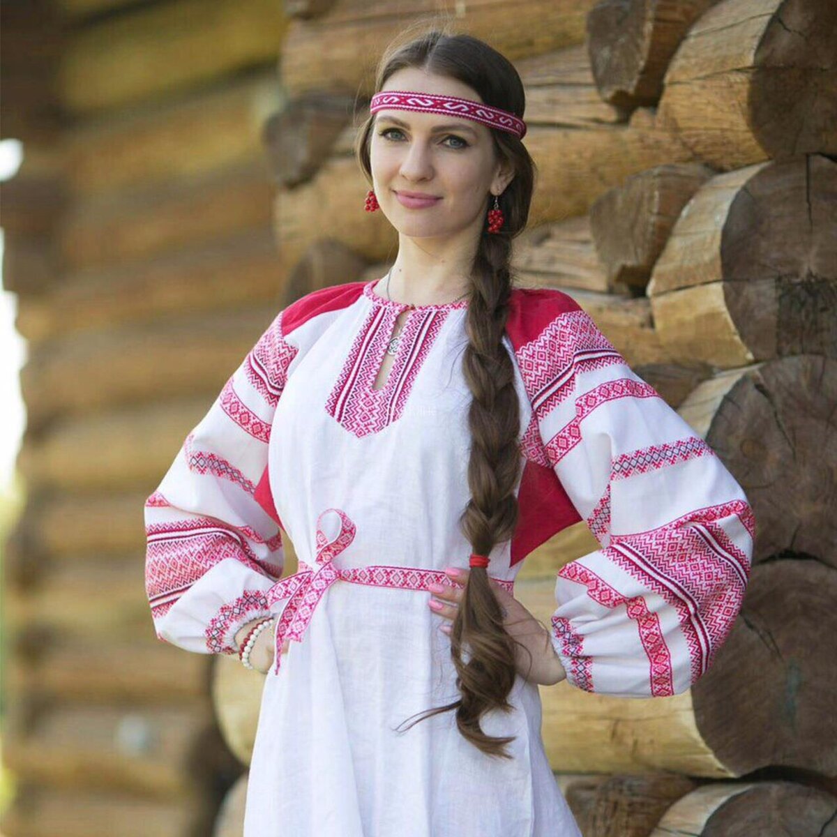 Girls in Slavic costumes in Saltillo