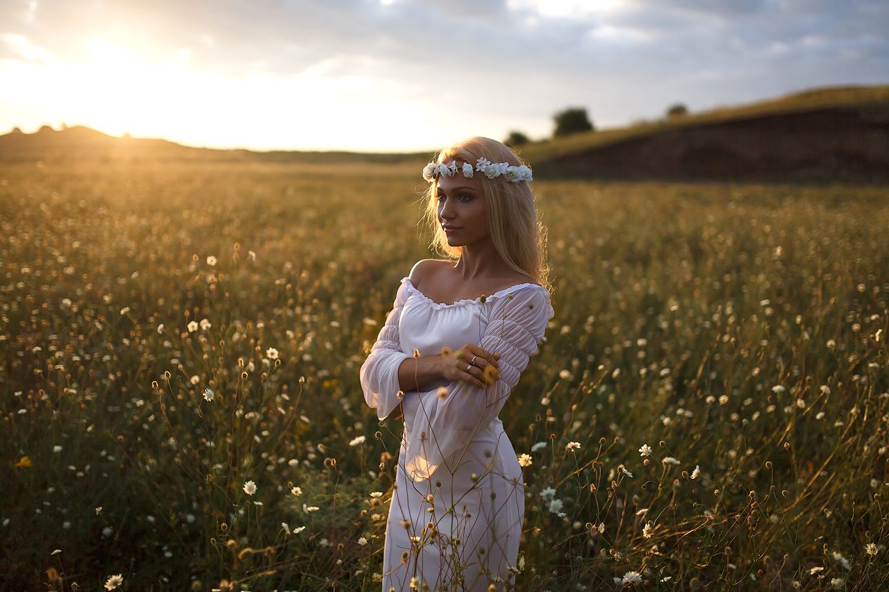 Girls in Slavic costumes in Saltillo