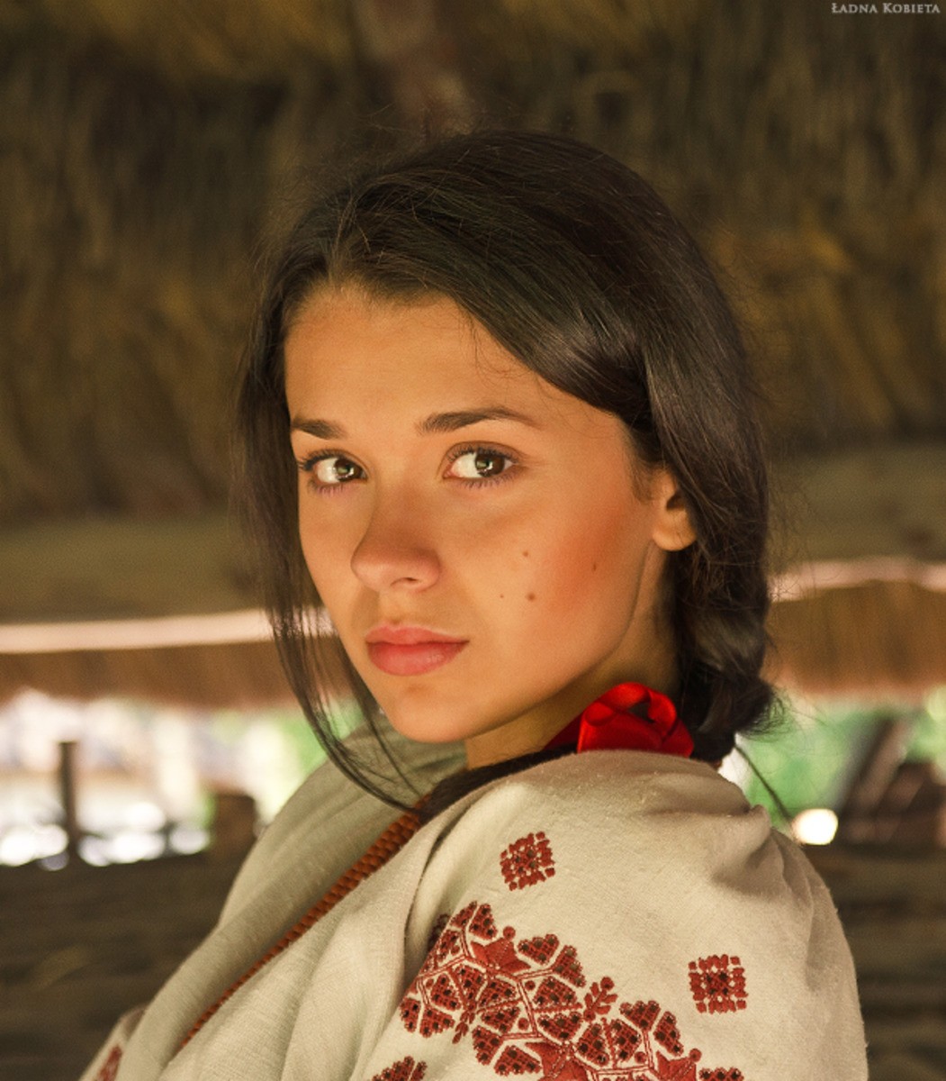 Girls in Slavic costumes in Saltillo