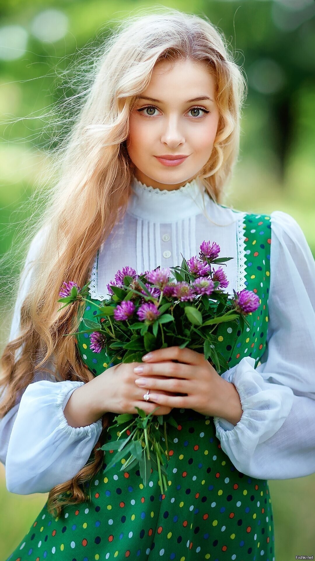 Girls in Slavic costumes in Saltillo